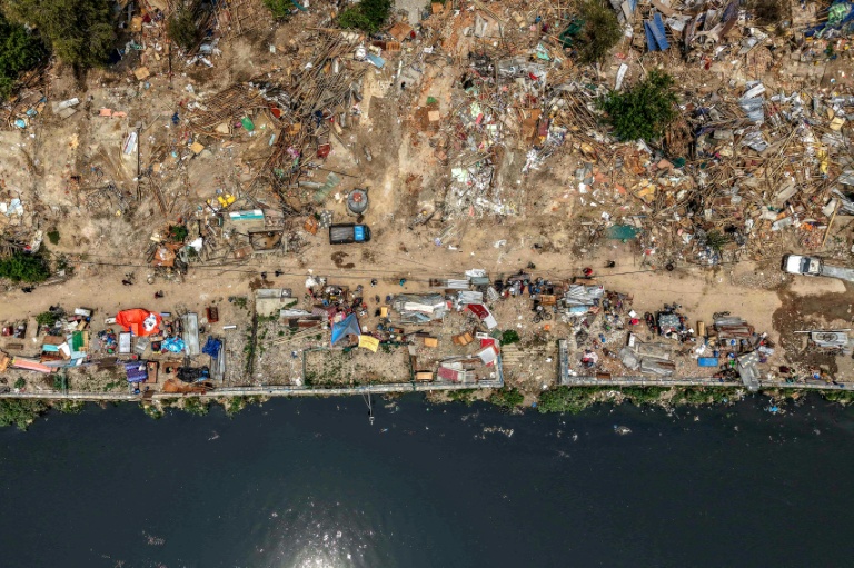 Vue aérienne des démolitions ordonnées par les autorités des bidonvilles abritant des milliers de personnes le long des berges de la capitale népalaise Katmandou, le 25 avril 2026