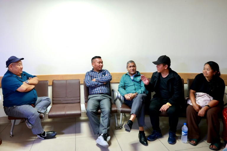 Damu Sherpa, à droite, l'épouse du guide népalais Dawa Sherpa, en compagnie de proches à l'hôpital de Katmandou au Népal le 4 juin 2026