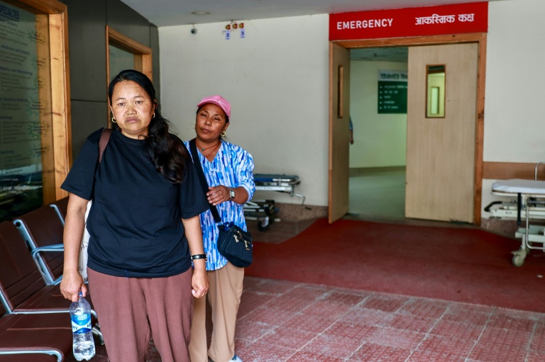 Damu Sherpa, à gauche, l'épouse du guide népalais Dawa Sherpa, à l'hôpital de Katmandou au Népal le 4 juin 2026