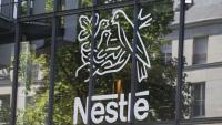 En dépit du vaste rappel de laits infantiles, les volumes de ventes de Nestlé ont augmenté grâce à d'autres catégories de produits, dont le café, les produits culinaires et snacks