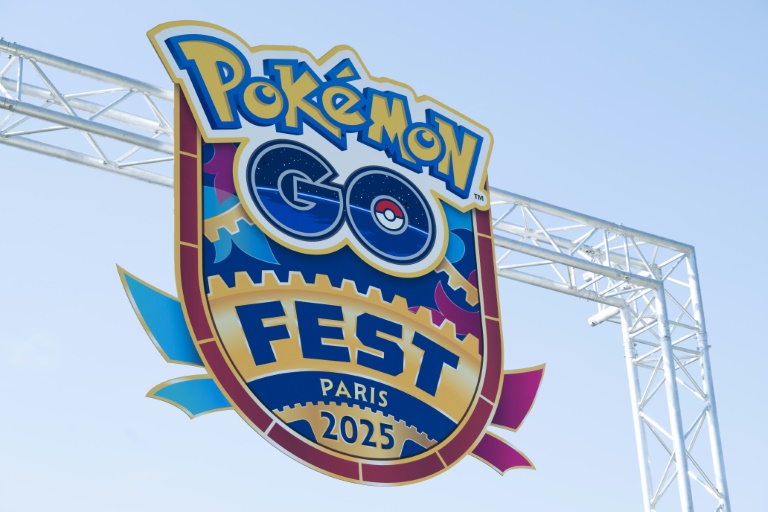 Le logo de Pokemon Go Fest 2025 au Parc de Sceaux dans le sud de Paris, le 13 juin 2025