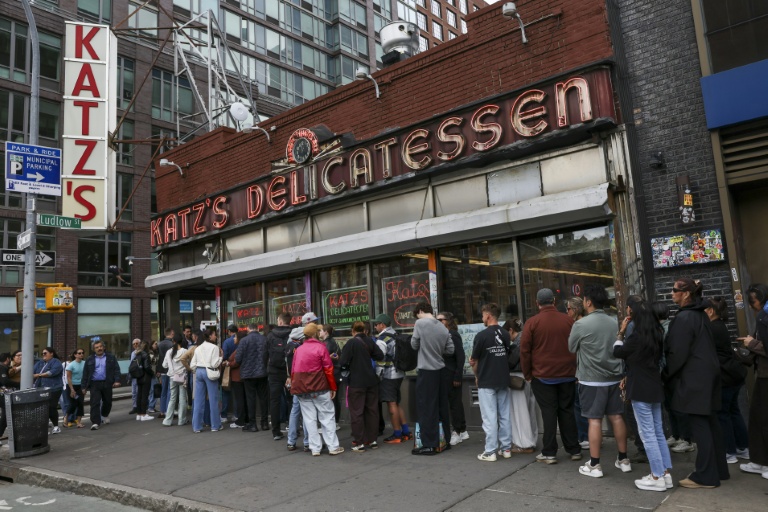 File d'attente devant Katz's Delicatessen à New York le 15 mai 2026
