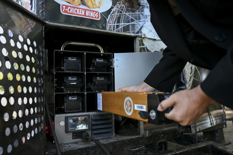 Le food truck de William Arevalo, alimenté par des batteries électriques, dans un parc de l'arrondissement du Queens à New York, le 23 juillet 2026