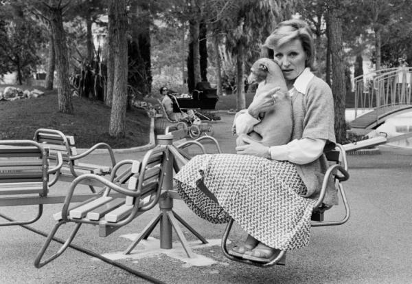 Photo prise le 17 avril 1975 à Monte-Carlo montrant la chanteuse et actrice française Nicole Croisille avec son chien