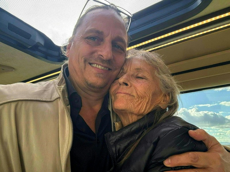 Photo fournie le 22 octobre 2026 par Christoph Gretzmacher, le montrant aux côtés de sa mère, Eva Gretzmacher, lors de son arrivée à l’aéroport de Vienne-Schwechat, en Autriche