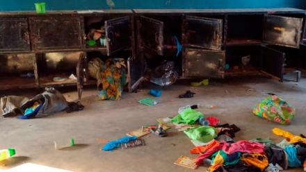 Photo prise le 21 novembre 2025 et fournie le 22 novembre 2025 par le révérend nigérian Bulus Dauwa Yohanna, montrant des lits vides et des affaires éparpillées dans un dortoir d'élèves à l'école catholique Saint Mary de Papiri (Nigeria) après un enlèvement de masse