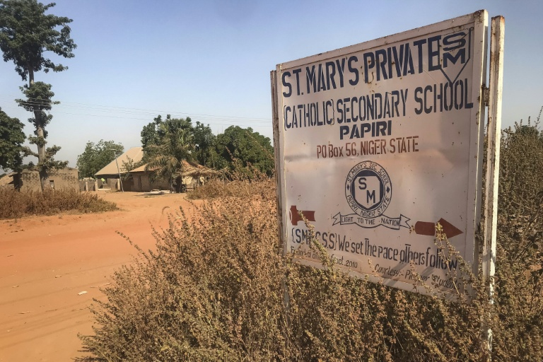 Un panneau montrant l'entrée de l'école catholique Saint Mary, le 23 novembre 2015 à Papiri, dans l'ouest du Nigeria