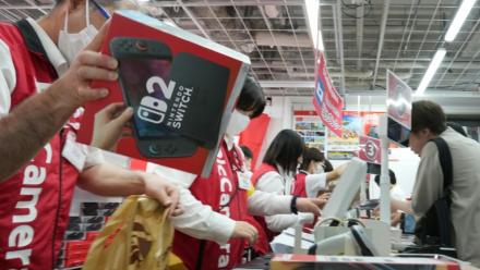 Des clients achètent la Nintendo Switch 2 dans un magasin d'électronique à Tokyo, le 5 juin 2025