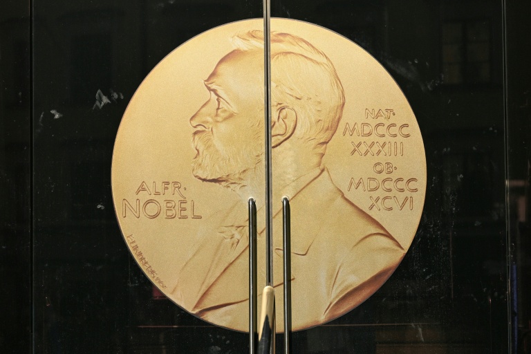 Vue de l'entrée de l'Académie suédoise, affichant une médaille à l'effigie d'Alfred Nobel, le 9 octobre 2025 à Stockholm
