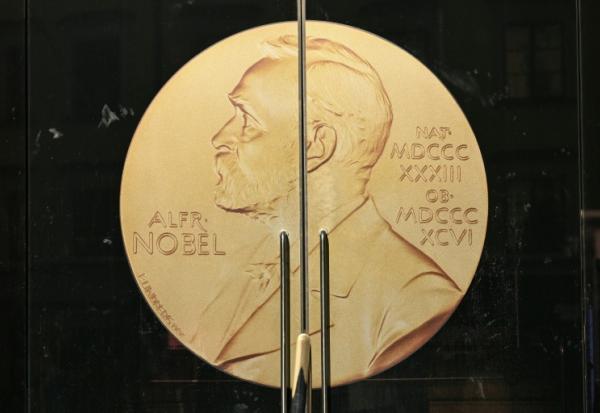 Vue de l'entrée de l'Académie suédoise, affichant une médaille à l'effigie d'Alfred Nobel, le 9 octobre 2025 à Stockholm