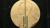Vue de l'entrée de l'Académie suédoise, affichant une médaille à l'effigie d'Alfred Nobel, le 9 octobre 2025 à Stockholm