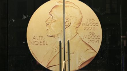 Vue de l'entrée de l'Académie suédoise, affichant une médaille à l'effigie d'Alfred Nobel, le 9 octobre 2025 à Stockholm