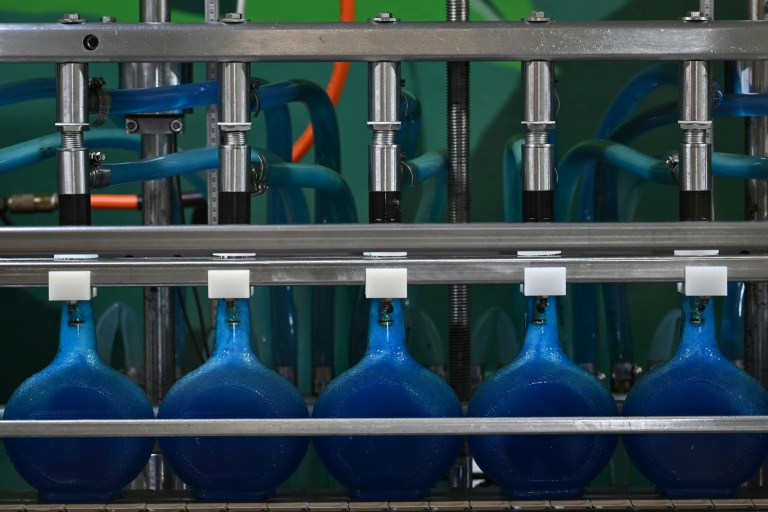 Des bouteilles de liqueur curaçao sur une ligne de production de la distillerie Willemstad, sur l'île néerlandaise de Curaçao, au large du Venezuela, le 9 avril 2026