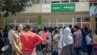 Des habitants de Mekele (nord de l'Ethiopie) font la queue pour acheter des cartes SIM dans une boutique de téléphonie, alors que les réseaux de télécommunications et internet sont perturbés, le 25 septembre 2026