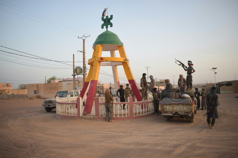 Des rebelles touareg du Front de libération de l'Azawad (FLA) rassemblés sur un rond-point à Kidal, dans le nord du Mali, le 26 avril 2026