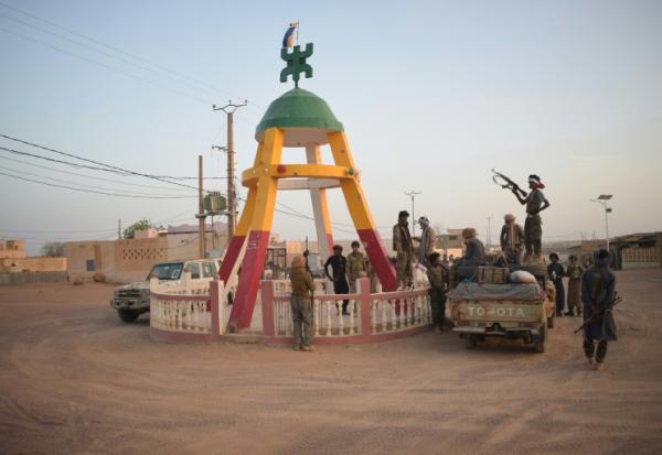 Des rebelles touareg du Front de libération de l'Azawad (FLA) rassemblés sur un rond-point à Kidal, dans le nord du Mali, le 26 avril 2026