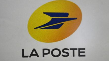 Près de 200 personnes dont des représentants d'ONG, de syndicats, d'associations et de collectifs d'agents publics se sont réunies samedi dans une petite commune de Normandie contre la fermeture d'un bureau de poste
