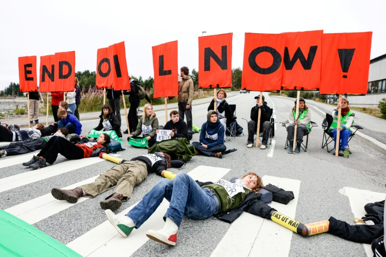 Des militants du groupe Extinction Rebellion participent à une manifestation à la raffinerie de pétrole d'Equinor à Mongstad, au nord de Bergen, en Norvège, le 18 août 2025