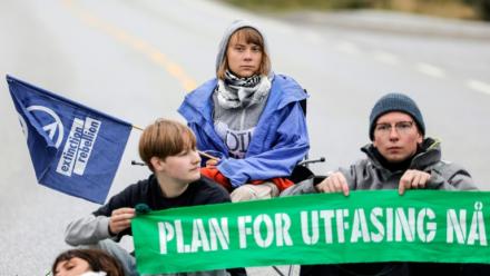 La militante suédoise Greta Thunberg (c) et des militants du groupe Extinction Rebellion participent à une manifestation à la raffinerie de pétrole d'Equinor à Mongstad, au nord de Bergen, en Norvège, le 18 août 2025
