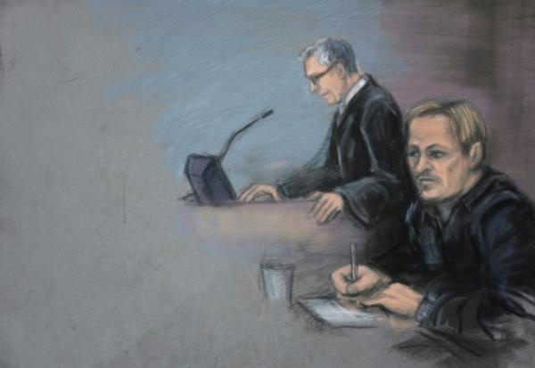 Croquis d'audience montrant Marius Borg Hoiby (d), fils de la princesse héritière norvégienne Mette-Marit, et son avocat Petar Sekulic lors de son procès au tribunal de district d'Oslo, en Norvège, le 19 mars 2026