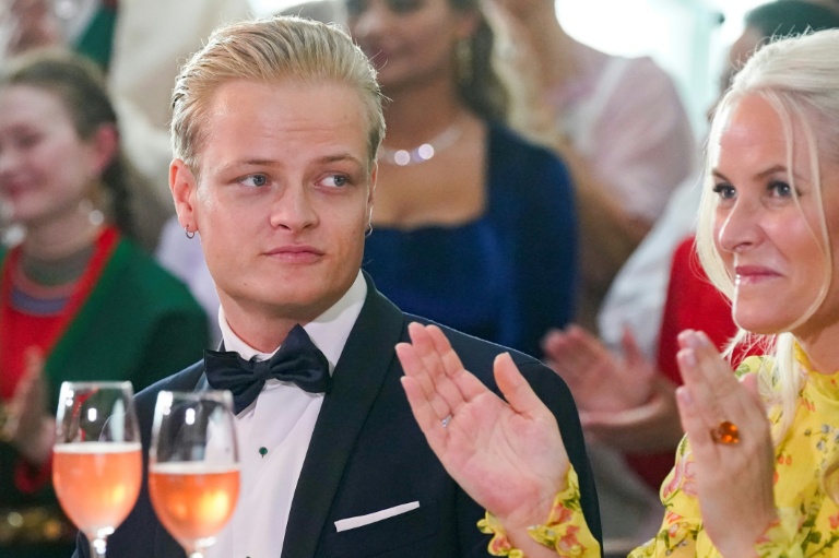 Marius Borg Høiby aux côtés de sa mère, la princesse héritière de Norvège Mette-Marit (d), le 16 juin 2022 à Oslo