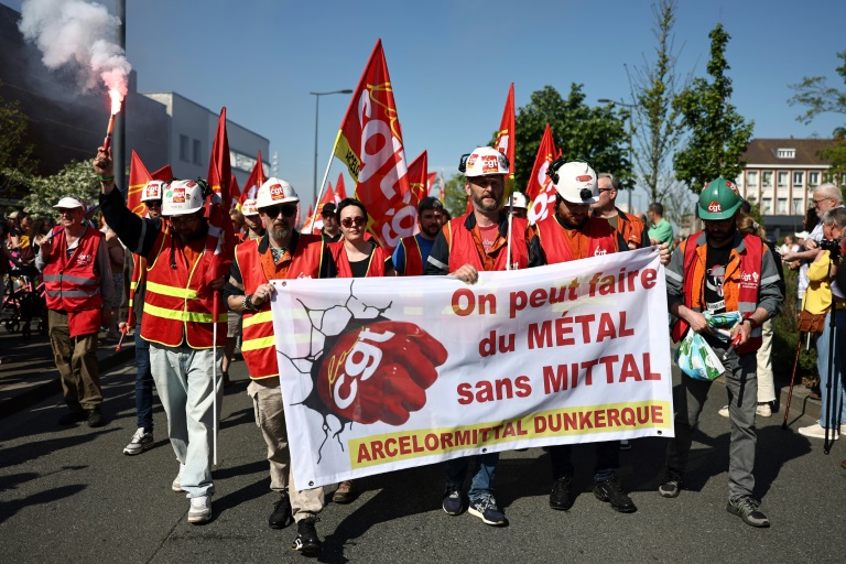 Des salariés d'ArcelorMittal, membres de la CGT, lors d'une manifestation à Dunkerque (nord de la France), le 1er mai 2025