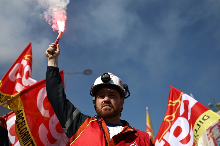Un salarié d'ArcelorMittal, membres de la CGT, lors d'une manifestation à Dunkerque (nord de la France), le 1er mai 2025