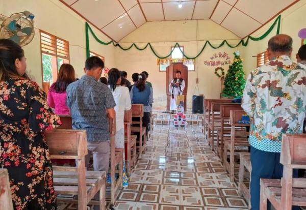 Des villageois assistent à la messe de Noël à l'église protestante d'Angkola, dans le village d'Aek Ngadol, le 25 décembre 2025, dans la province de Sumatra touchée par des inondations et glissements de terrain meurtriers, en Indonésie
