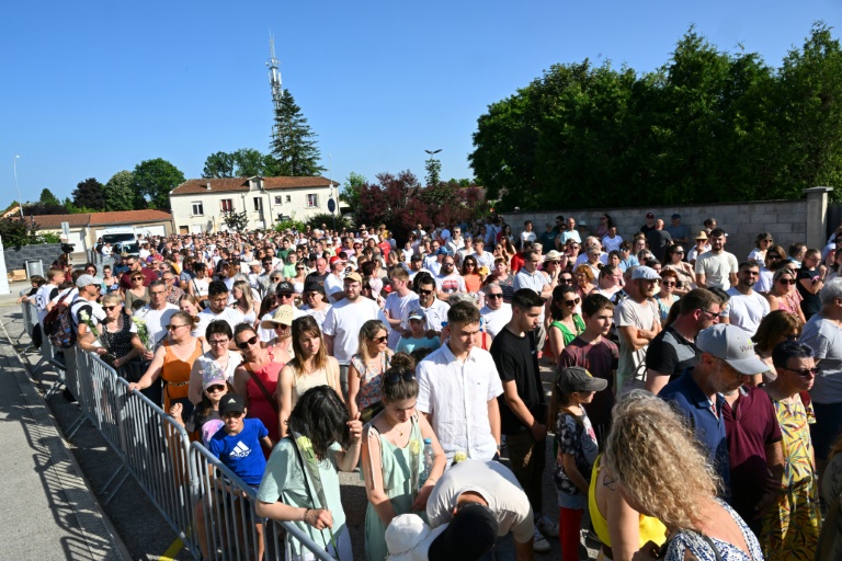 Des personnes rassemblées devant le collège Françoise Dolto participent à une marche silencieuse en hommage à la surveillante assassinée par un élève, le 13 juin 2025 à Nogent, en Haute-Marne