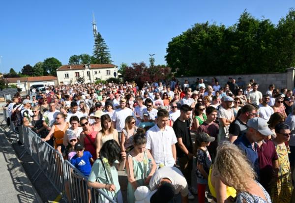 Des personnes rassemblées devant le collège Françoise Dolto participent à une marche silencieuse en hommage à la surveillante assassinée par un élève, le 13 juin 2025 à Nogent, en Haute-Marne