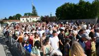 Des personnes rassemblées devant le collège Françoise Dolto participent à une marche silencieuse en hommage à la surveillante assassinée par un élève, le 13 juin 2025 à Nogent, en Haute-Marne