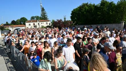 Des personnes rassemblées devant le collège Françoise Dolto participent à une marche silencieuse en hommage à la surveillante assassinée par un élève, le 13 juin 2025 à Nogent, en Haute-Marne