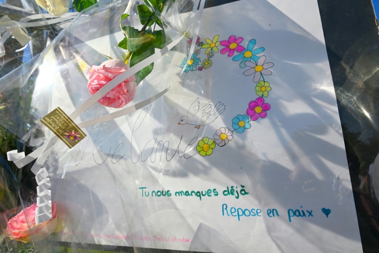 Un message déposé parmi les fleurs devant les grilles du collège Françoise-Dolto, en hommage à Mélanie, la surveillante tuée par un élève, à Nogent, le 13 juin 2025 en Haute-Marne