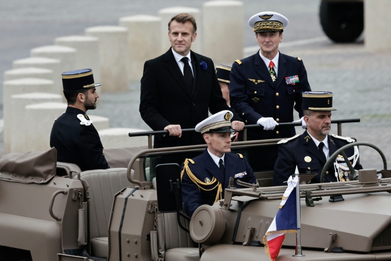 Le président de la République, Emmanuel Macron (G), et le chef d'état major français, le général Fabien Mandon (D), à Paris le 11 novembre 2025 