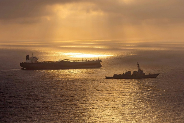 Photo émanant de la marine américaine diffusée le 8 mai 2026 par le service de communication du Commandement central américain du destroyer lance-missiles USS Rafael Peralta empêchant un pétrolier battant pavillon iranien de faire route vers un port iranien, le 24 avril 2026