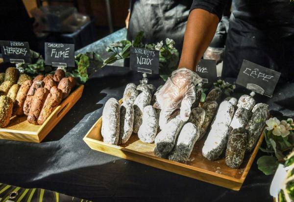 Les industriels et artisans charcutiers ont annoncé mardi de nouveaux engagements pour réduire d'ici cinq ans de 5% le sel sur cinq produits et de 5% les acides gras saturés sur douze familles de produits