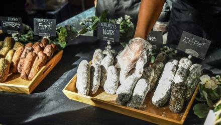 Les industriels et artisans charcutiers ont annoncé mardi de nouveaux engagements pour réduire d'ici cinq ans de 5% le sel sur cinq produits et de 5% les acides gras saturés sur douze familles de produits