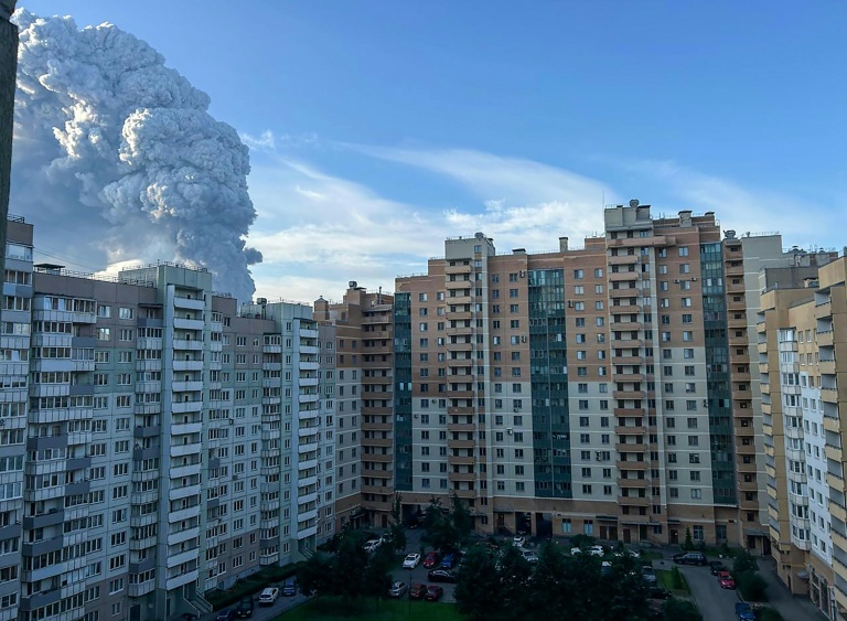 De la fumée s'élève au-dessus de batiments résidentiels de Saint-Pétersbourg, en Russie, le 24 juillet 2026