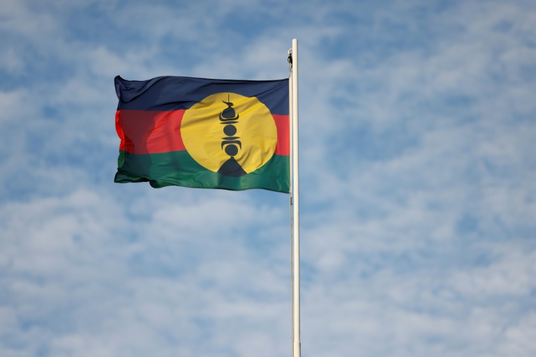 Le drapeau du FLNKS à Nouméa, en Nouvelle-Calédonie, le 24 juillet 2023