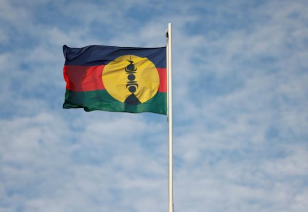 Le drapeau du FLNKS à Nouméa, en Nouvelle-Calédonie, le 24 juillet 2023