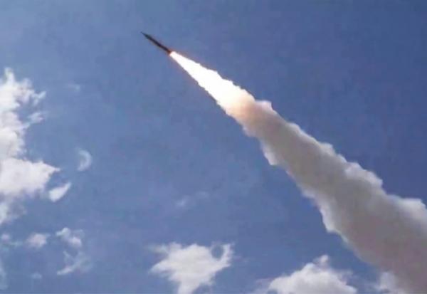 Photo d'un missile lancé depuis une localisation inconnue vers le Qatar, le Koweït et Oman, publiée le 17 juillet 2026 par les Gardiens de la révolution iraniens sur le site internet Sepah News