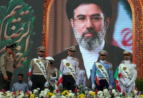 Des soldats de l'armée iranienne devant un portrait du guide suprême iranien, l'ayatollah Mojataba Khamenei, lors d'un rassemblement de solidarité et de soutien au nouveau guide suprême iranien, l'ayatollah Mojataba Khamenei, le 29 avril 2026 à Téhéran
