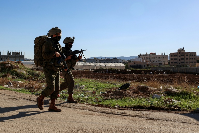 Des soldats israéliens en patrouille à Toubas lors d'une opération militaire en Cisjordanie occupée, le 26 novembre 2025