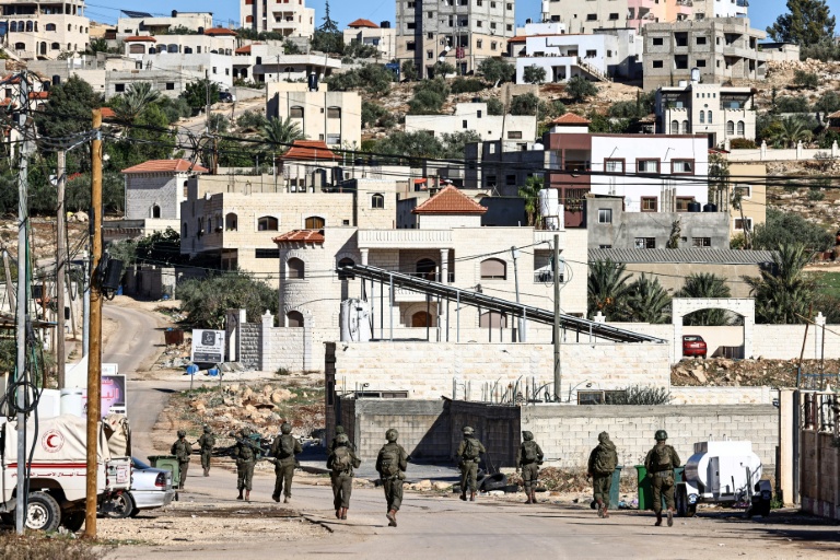 Des soldats israéliens en patrouille dans les rues de Toubas lors d'une opération militaire en Cisjordanie occupée, le 26 novembre 2025