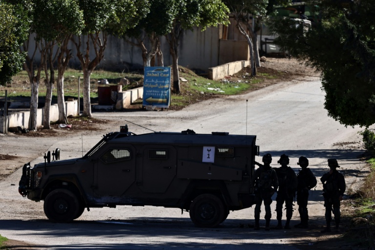 Un véhicule militaire israélien bloque l'entrée de Tammoun, au sud de Toubas, lors d'une opération militaire en Cisjordanie occupée, le 26 novembre 2025