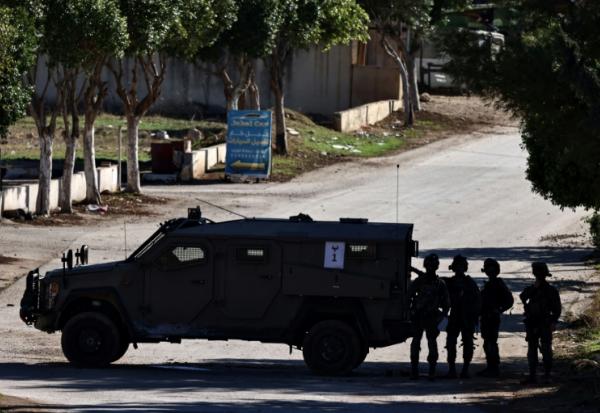 Un véhicule militaire israélien bloque l'entrée de Tammoun, au sud de Toubas, lors d'une opération militaire en Cisjordanie occupée, le 26 novembre 2025