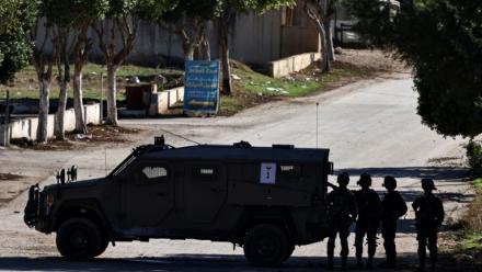 Un véhicule militaire israélien bloque l'entrée de Tammoun, au sud de Toubas, lors d'une opération militaire en Cisjordanie occupée, le 26 novembre 2025