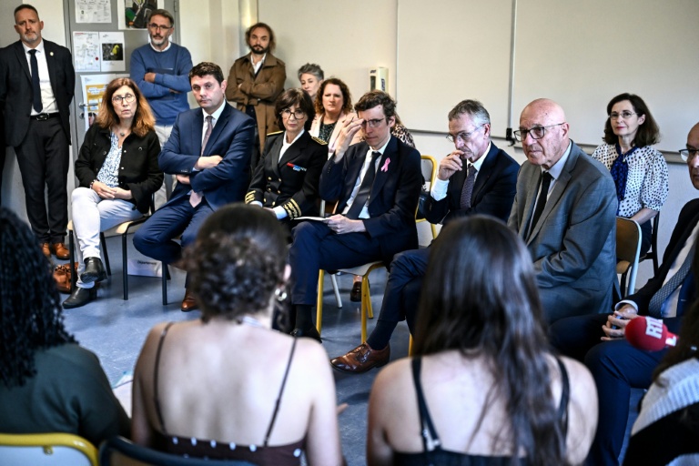 Le ministre de l'Education nationale Edouard Geffray (c), aux côtés de la préfète de Gironde Sophie Brocas (c,g), rencontre des lycéens lors d'une visite au lycée des Graves, le 15 octobre 2026 à Gradignan, près de Bordeaux