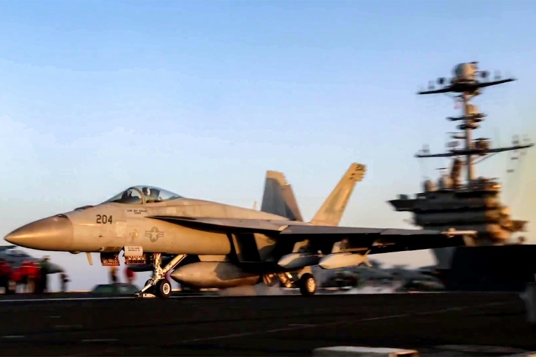 Cette capture tirée d'images partagées par le Commandement militaire américain au Moyen-Orient (Centcom) le 15 mars 2025 montre un avion de combat américain F/A-18 Super Hornet décollant du porte-avions USS Harry S. Truman en mer Rouge