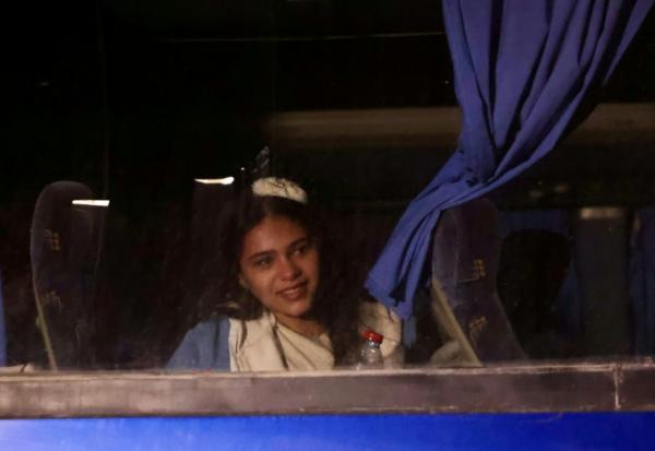 Une fillette palestinienne regarde par la fenêtre d'un bus en arrivant à l'hôpital de Khan Younès à Gaza après être revenue d'Egypte, le 4 février 2026
